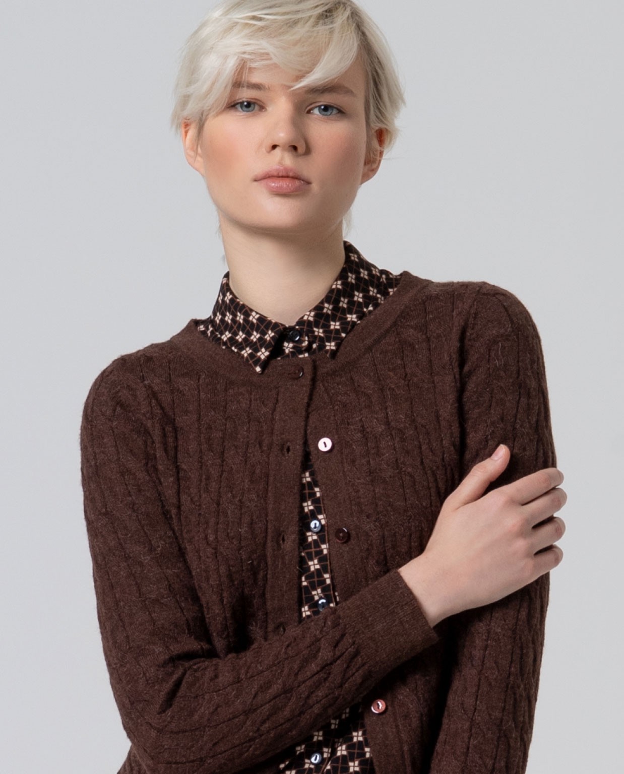 Cardigan corto in maglia a cavi Cioccolato
