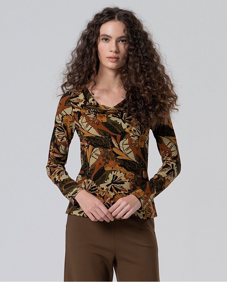 Stretch t-shirt with draped neckline. Khaki