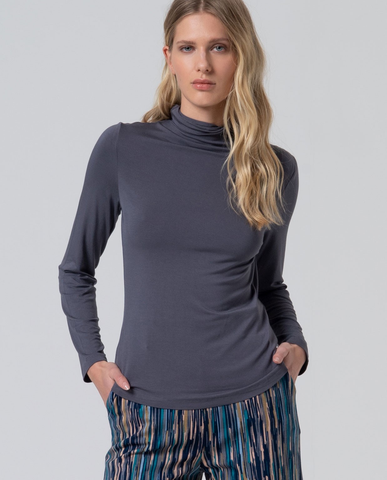 Camiseta cuello alto de viscosa bambú Gris oscuro