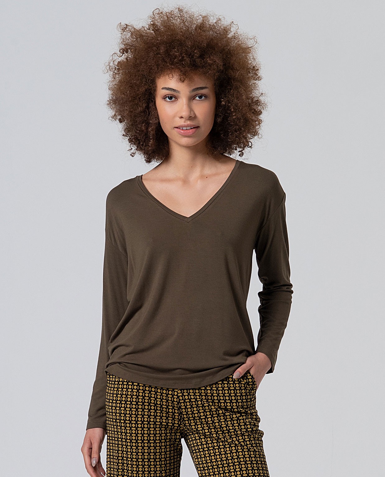Camiseta escote V de viscosa bambú Kaki Oscuro