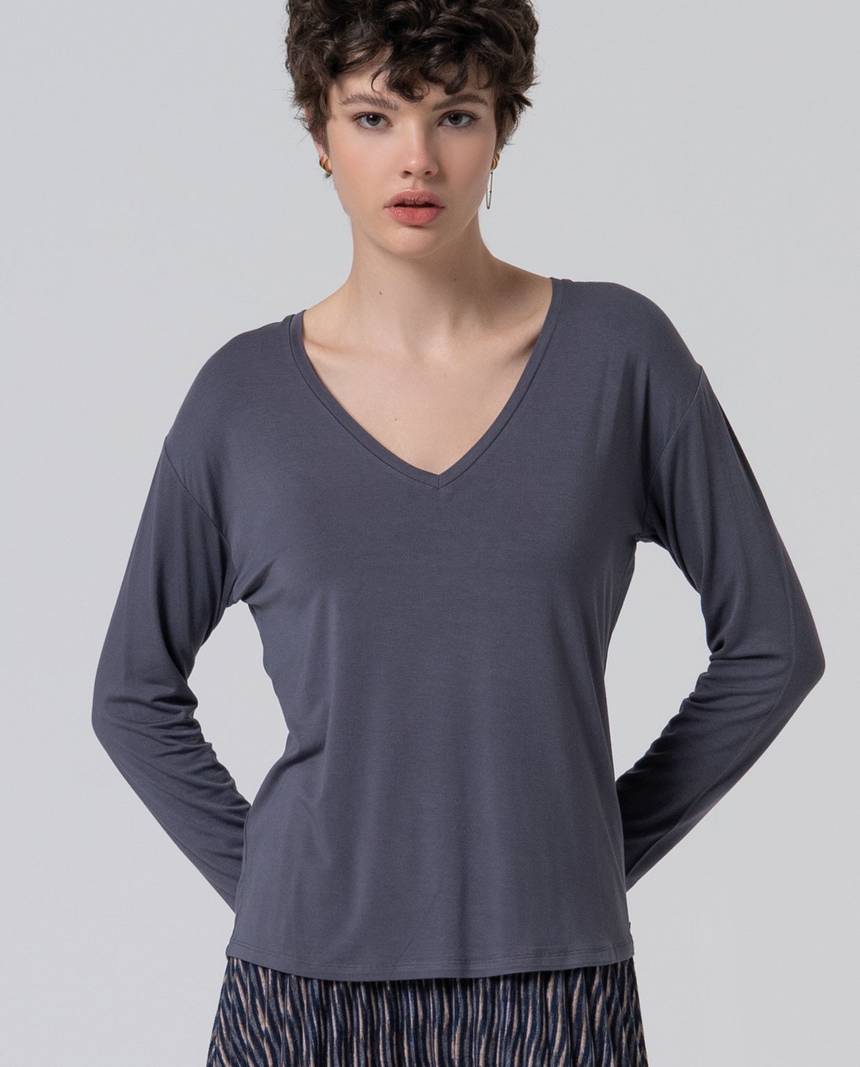 Camiseta escote V de viscosa bambú Gris oscuro