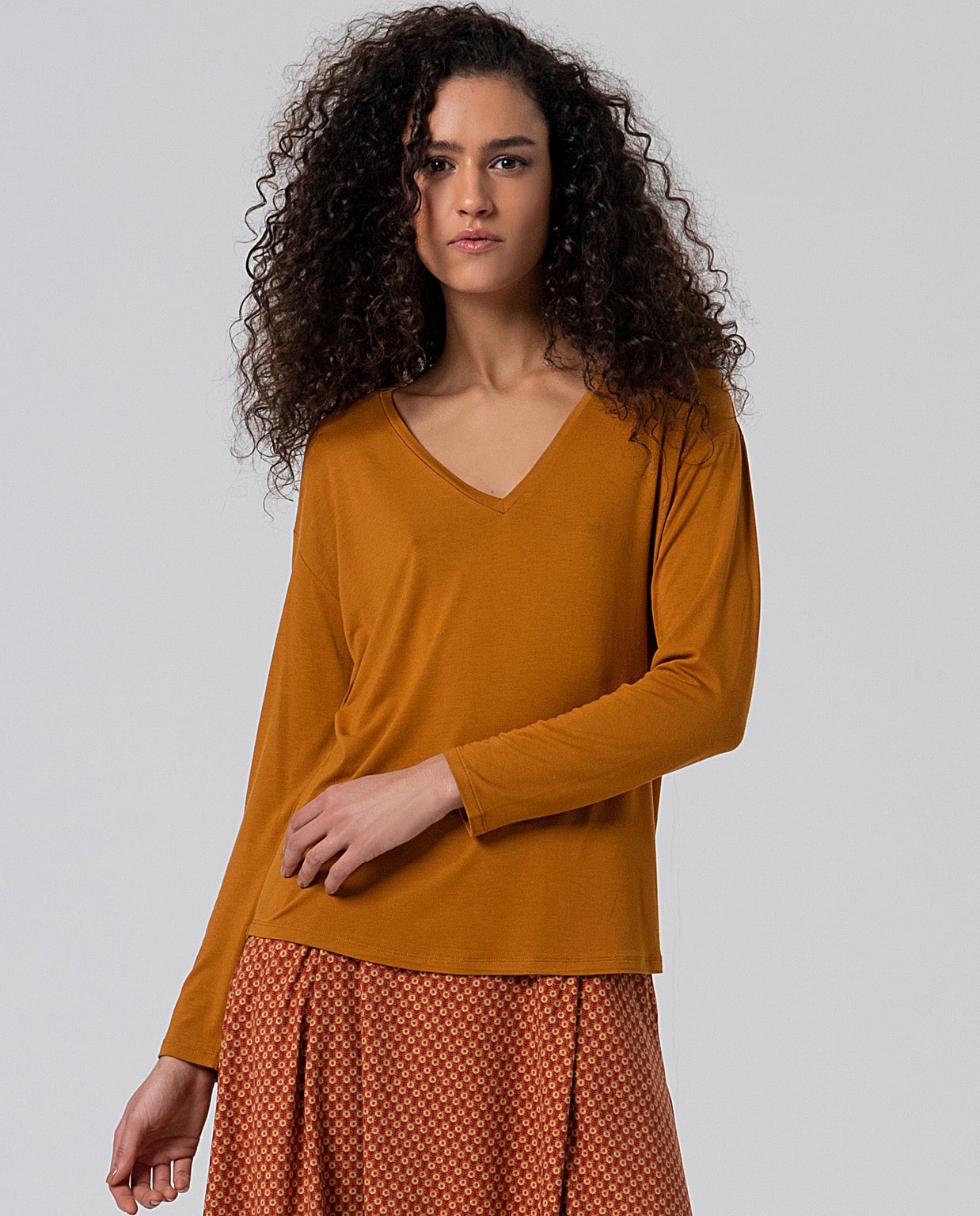 Camiseta escote V de viscosa bambú Ocre