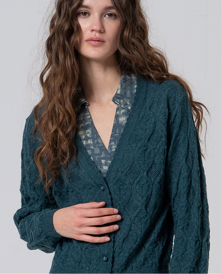 Cardigan tricoté à motifs tressés Bleu