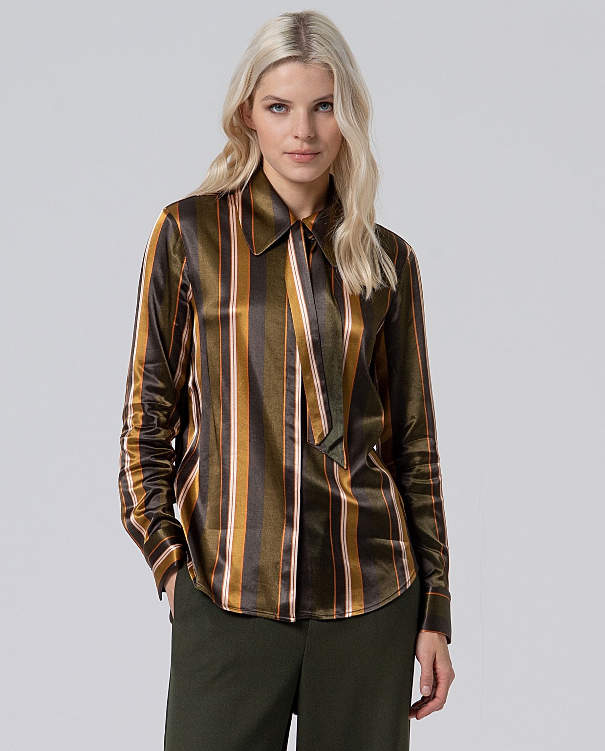 Blouse en satin fluide avec encolure à lacets Multi
