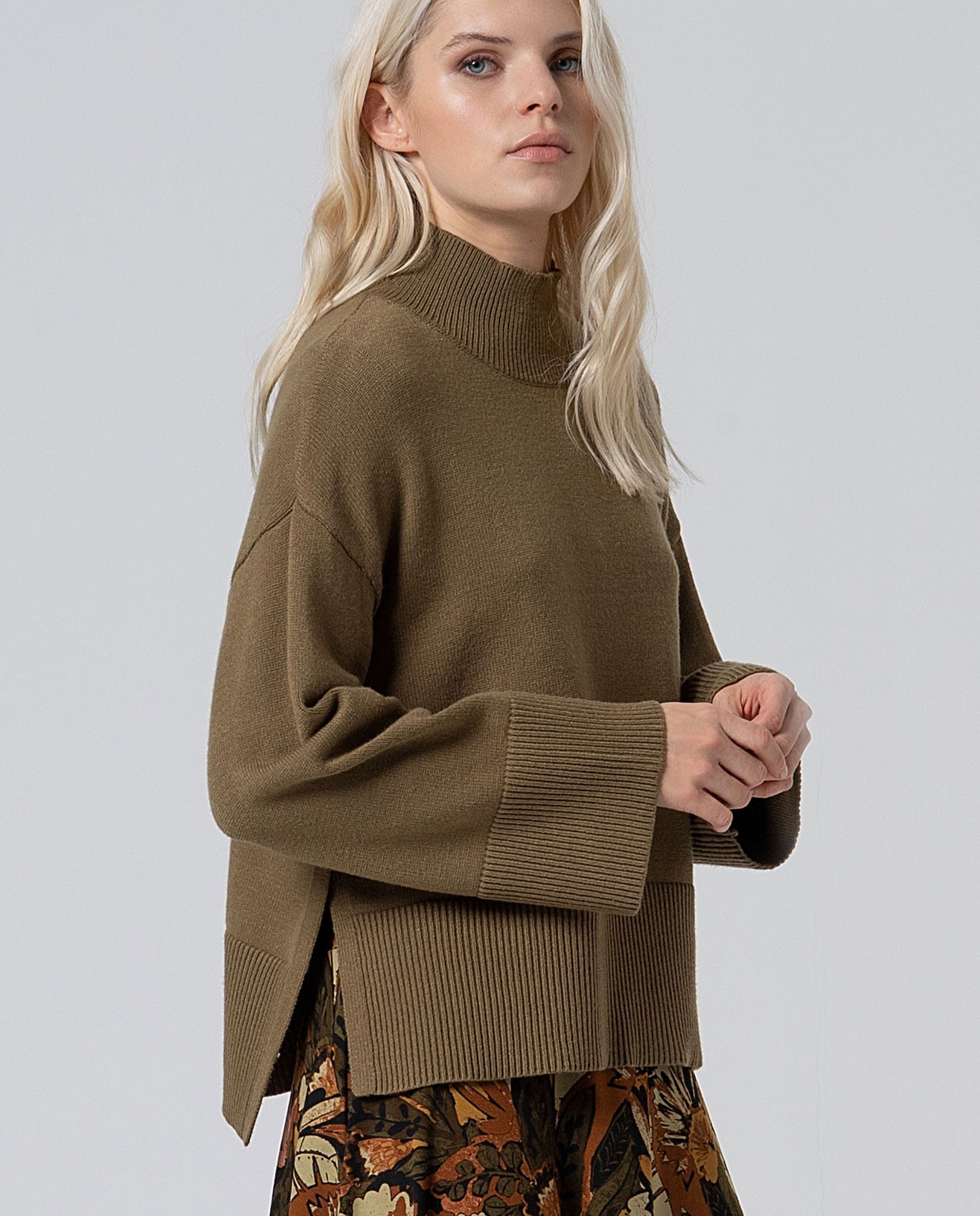 Maglia morbida con maniche svasate Cachi scuro