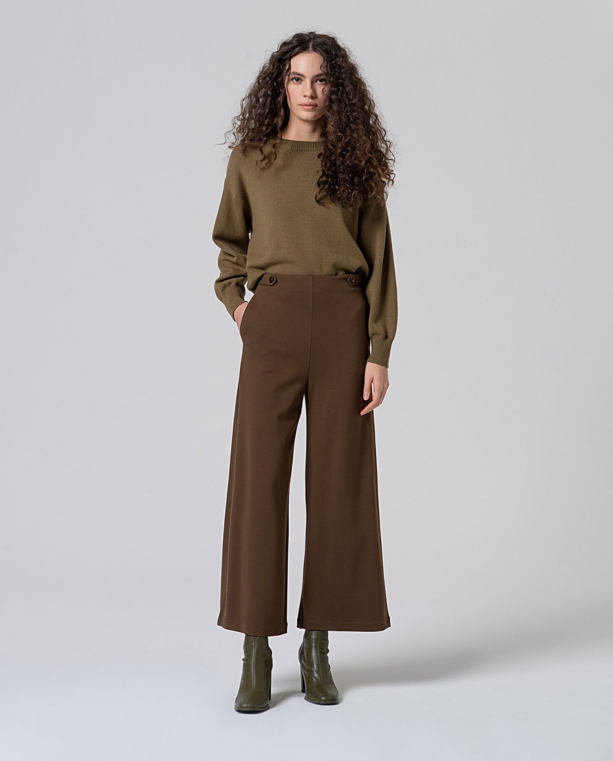 Pantalón tobillero de corte flare Kaki Oscuro