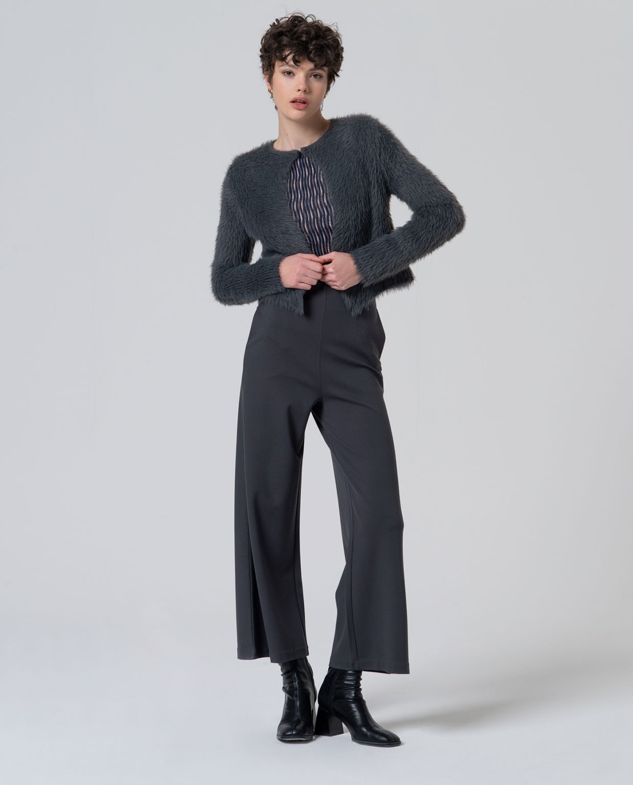 Pantalón tobillero de corte flare Gris oscuro
