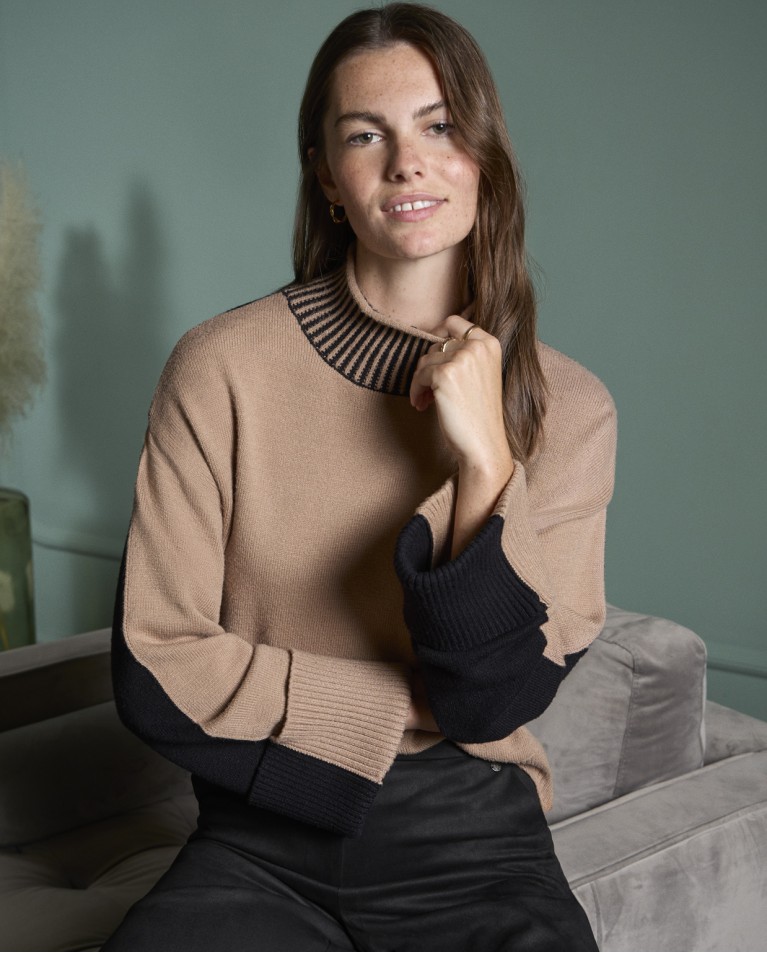 Maglia bicolore con collo perkins elasticizzato Beige