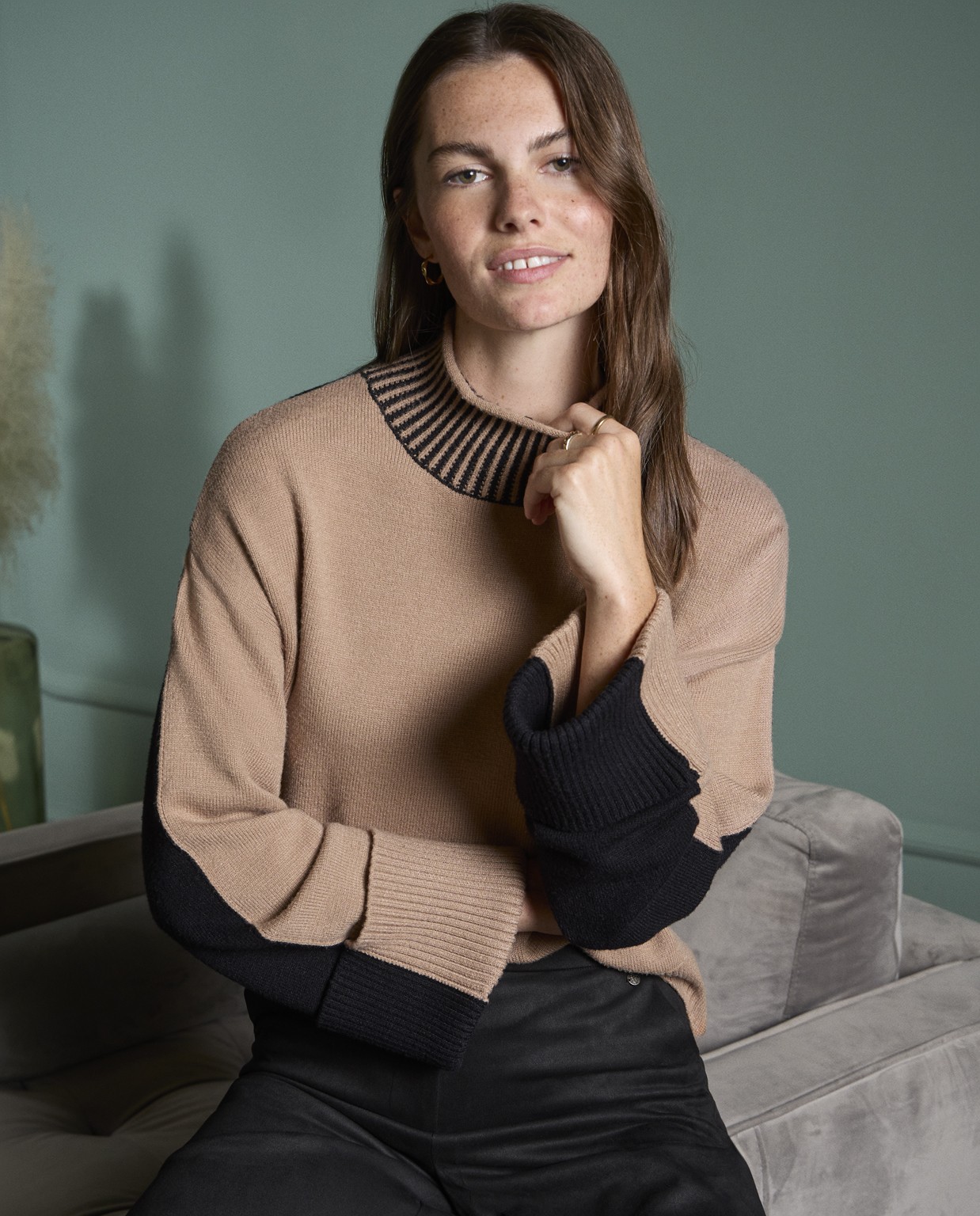 Maglia bicolore con collo perkins elasticizzato Beige