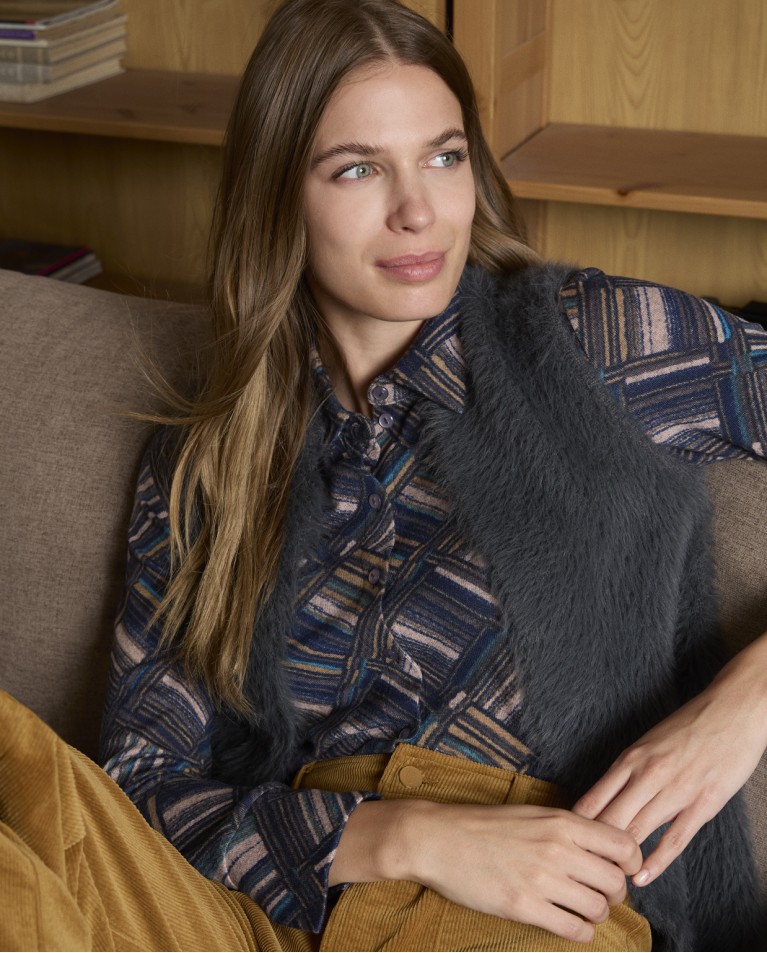 Unzipped vest with fur texture Grey