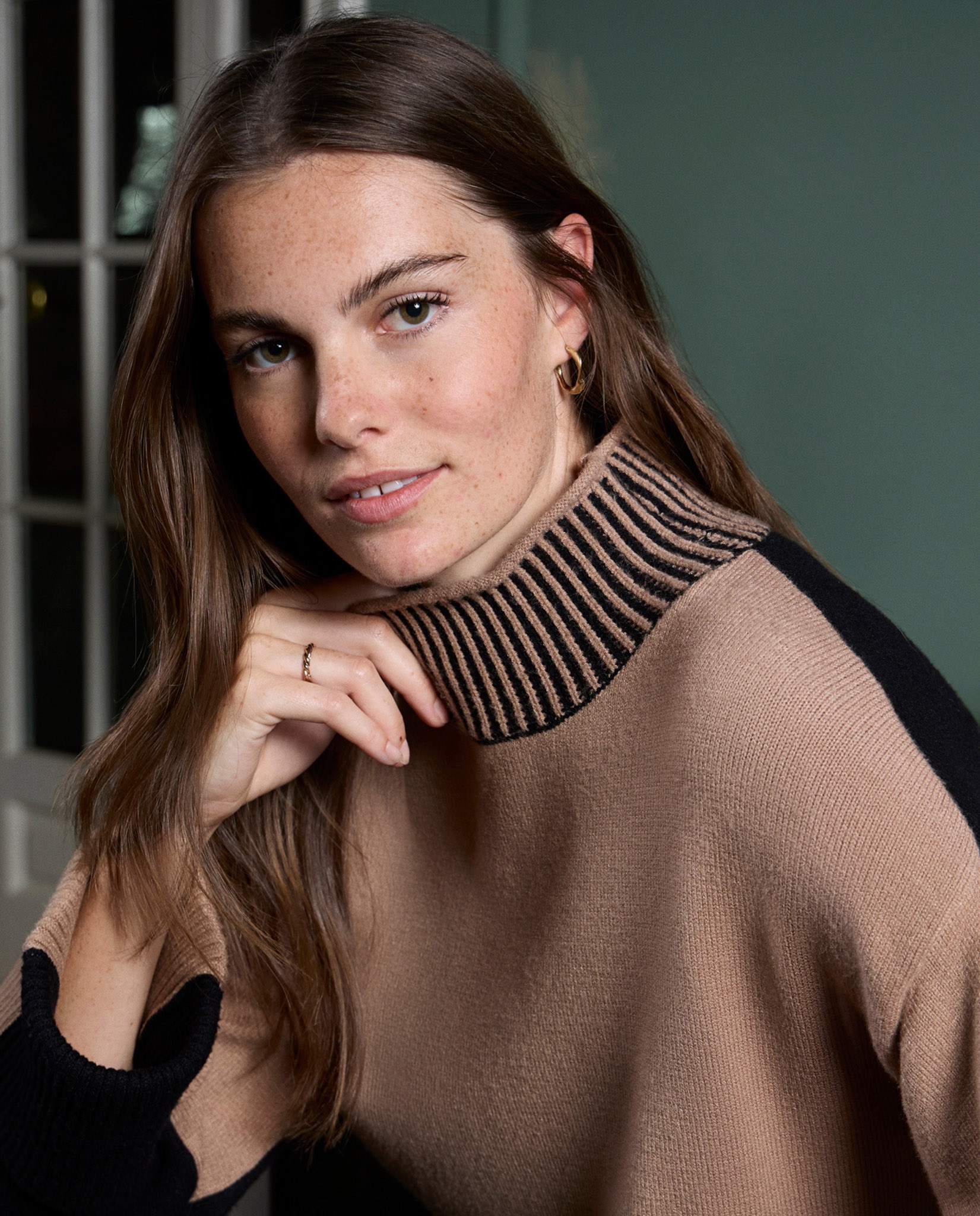 Maglia bicolore con collo perkins elasticizzato Beige