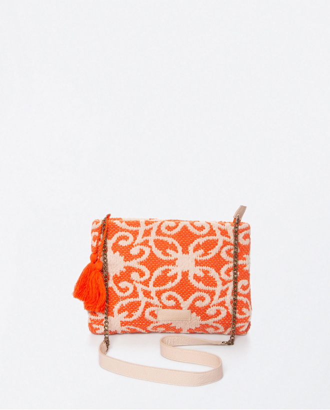 Shoulder bag with chain and pompoms. Orange