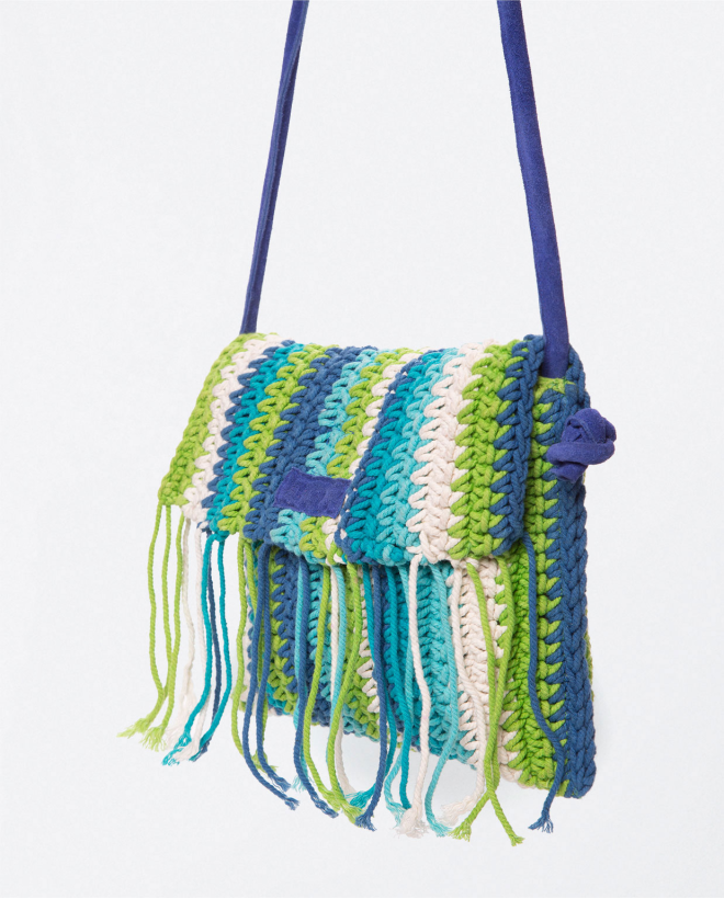 Bandolera de crochet con solapa con flecos. Teji Azul celeste