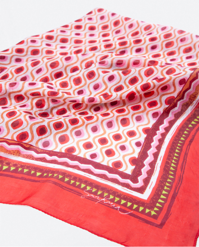 Lenço quadrado estampado. Vermelho