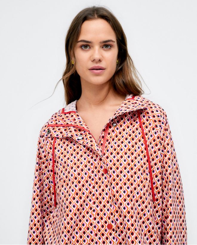 Parka corta con capucha. Estampada Rojo