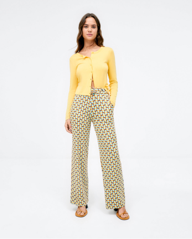 Straight long trousers with belt. Yellow