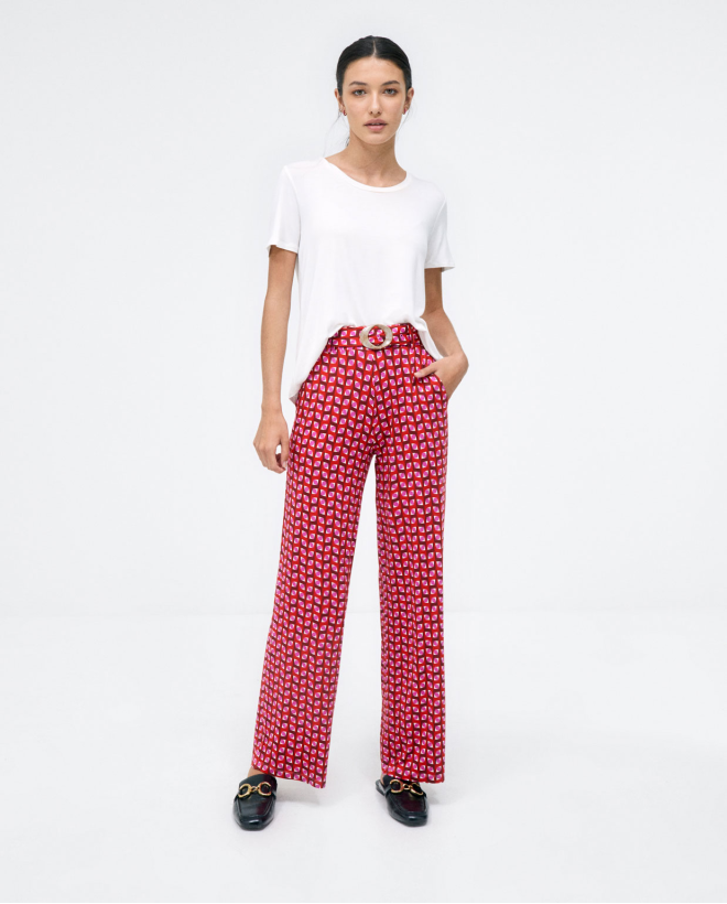 Straight long trousers with belt. Red