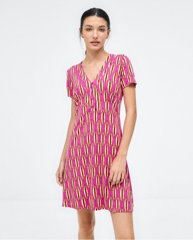 Vestido curto com decote em...