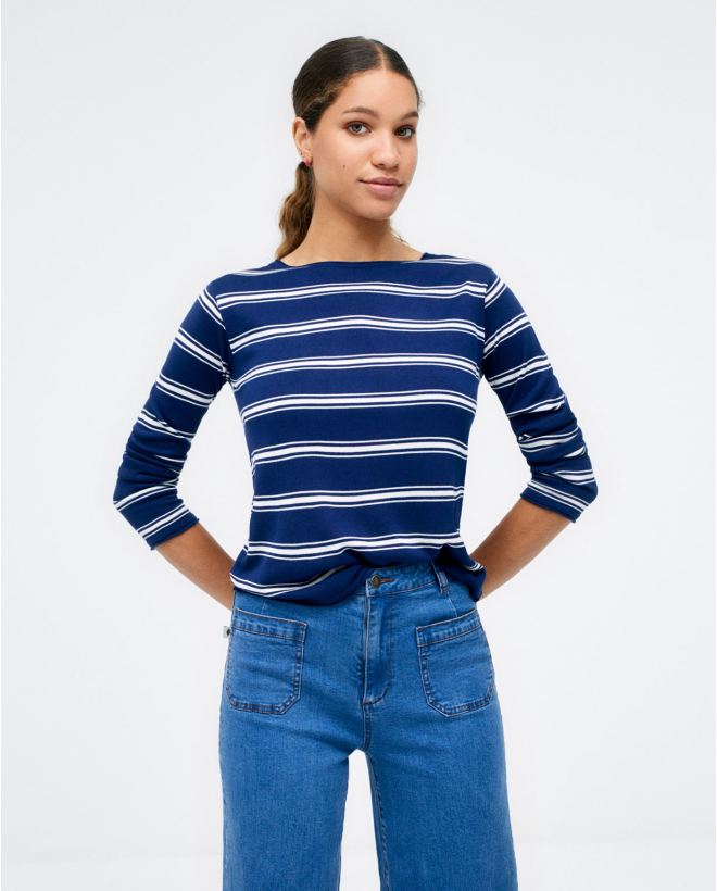 Knitted jumper. Boat neck....