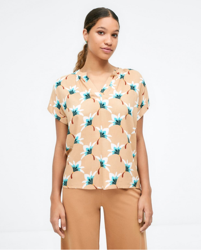 Short sleeve blouse. V-neck. Flower print. Camel