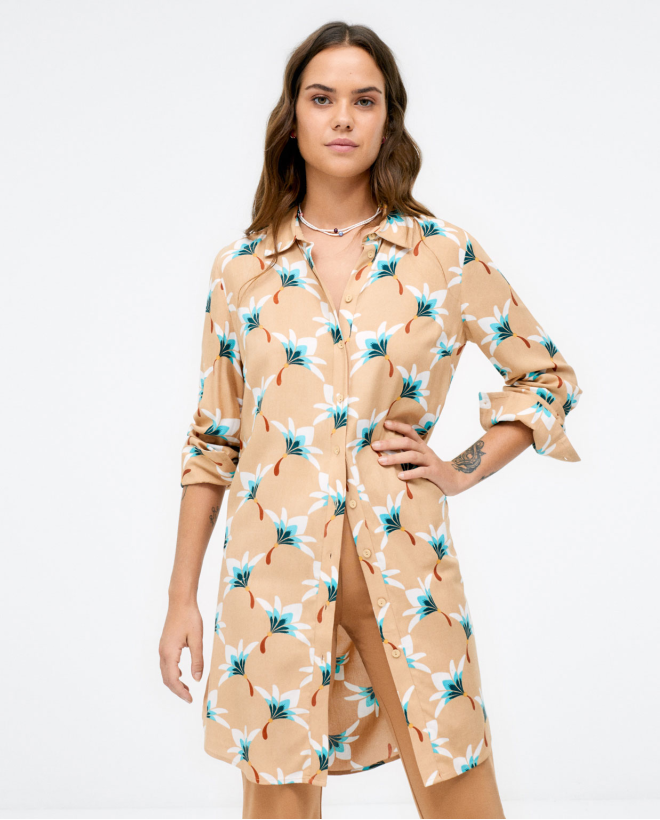 Camisa larga de manga larga. Estampado flores Camel