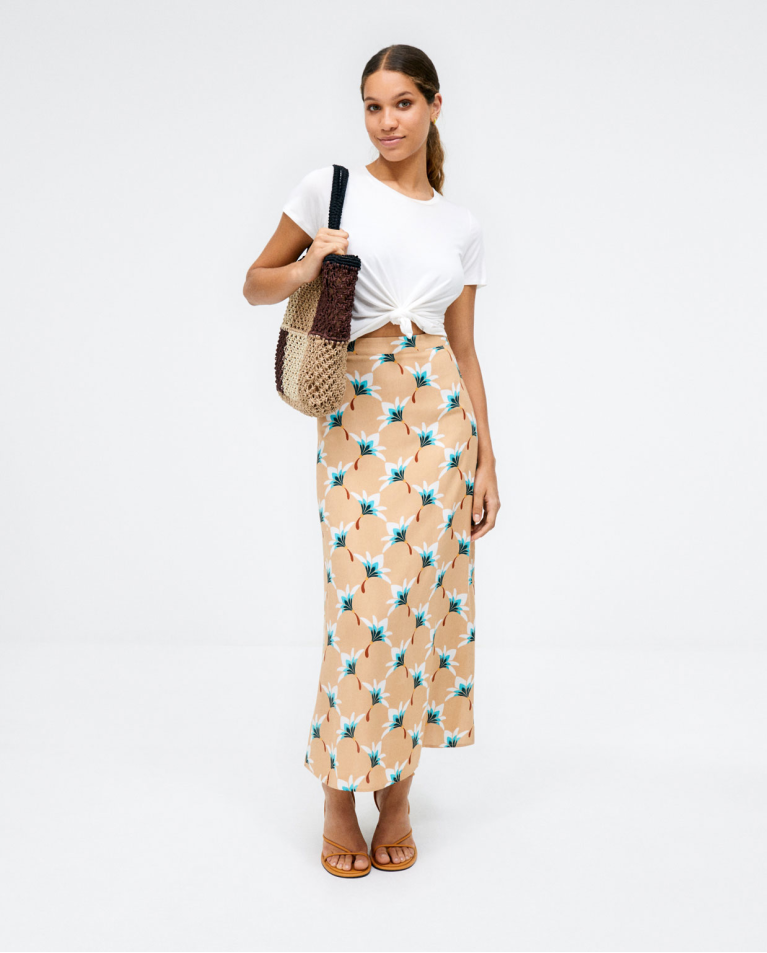 Midi skirt with side slit. Camel