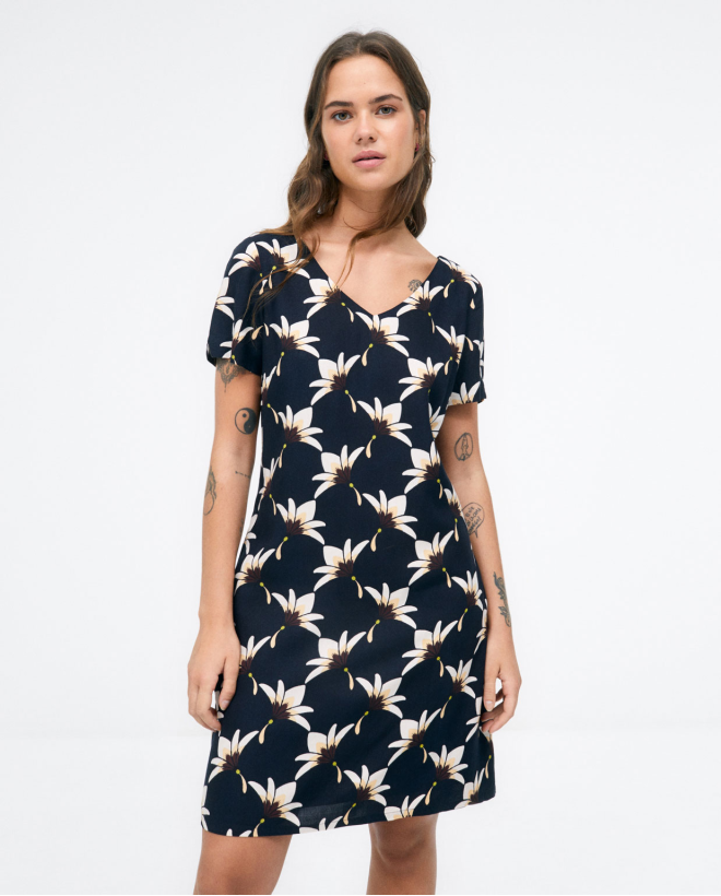 Vestido curto com decote em...