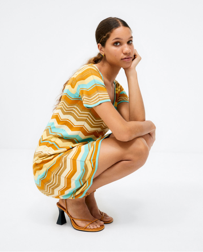 Short knit dress. V-neck....