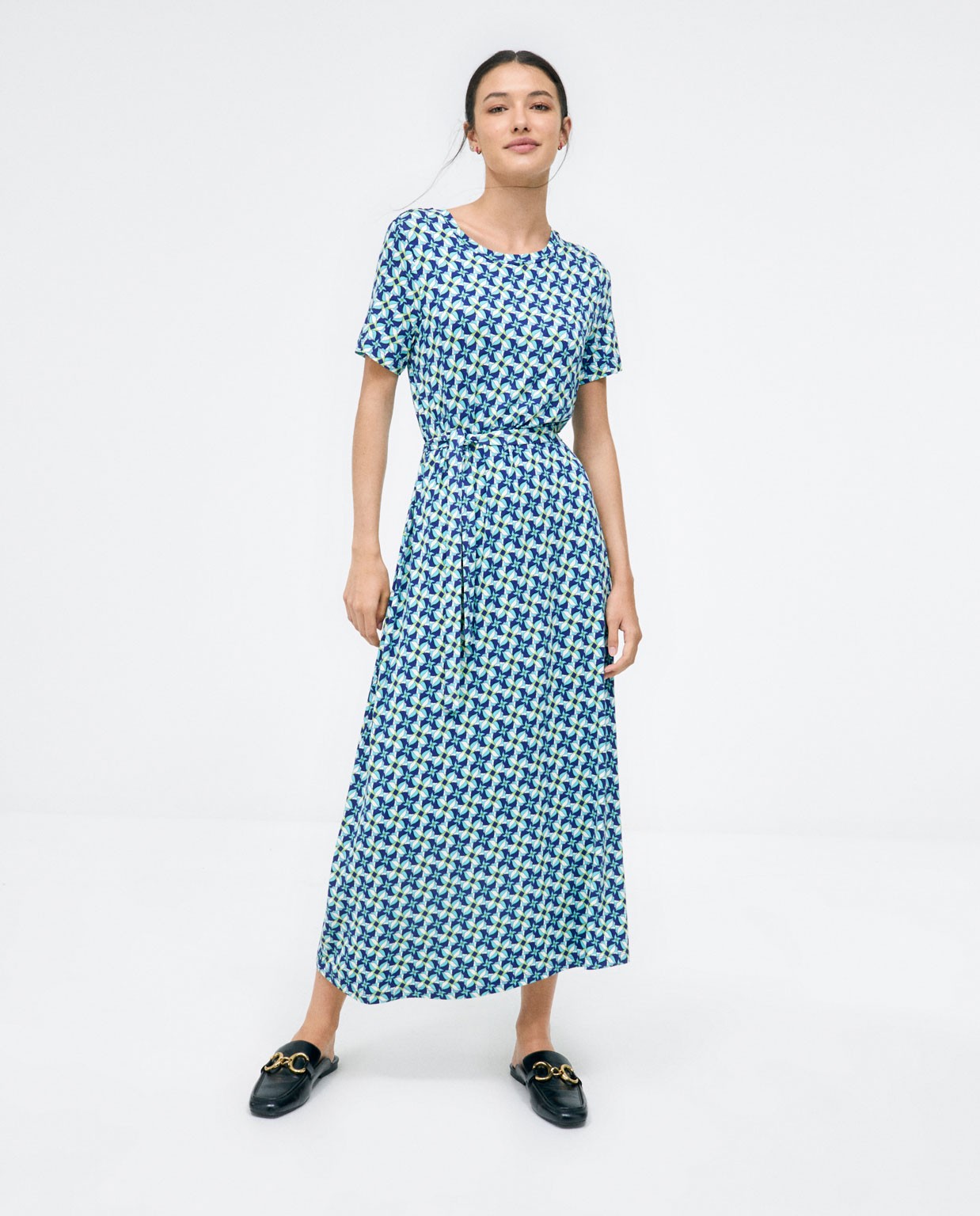 Vestido midi cruzado anudado. Estampado Azul