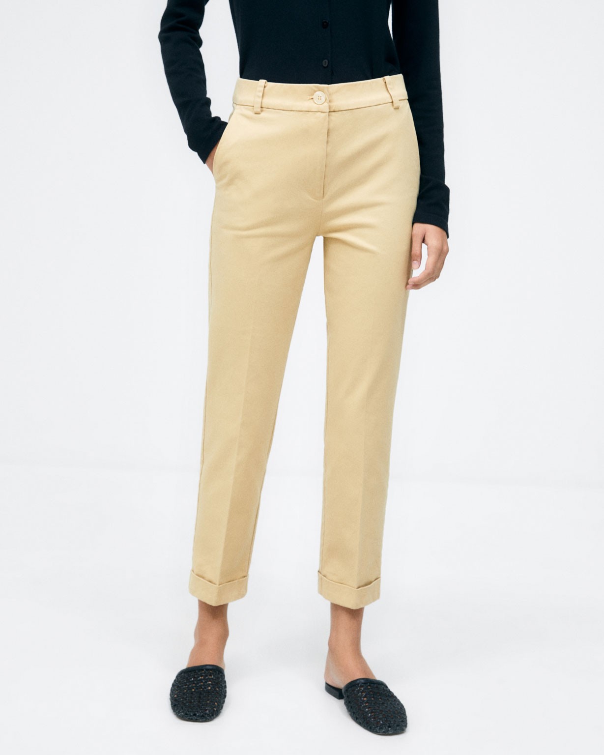 Straight ankle long trousers. Chino type. Plain  Beige