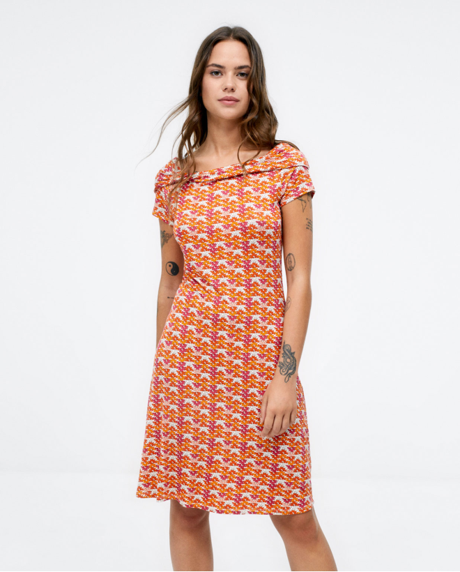 Vestido curto com decote...