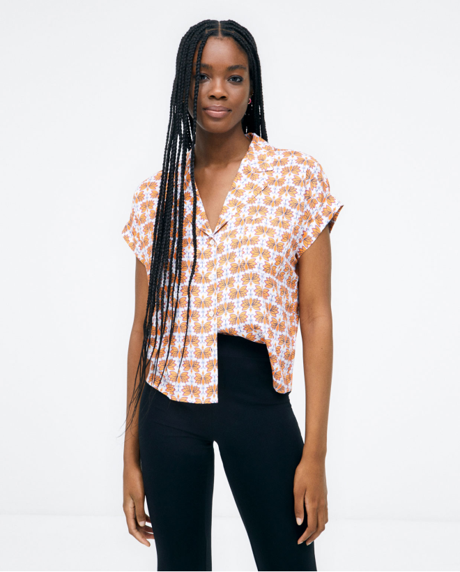 Short sleeve shirt. V-neck....