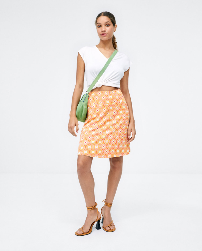 Falda corta evasé. Cintura elástica. Estampado Naranja