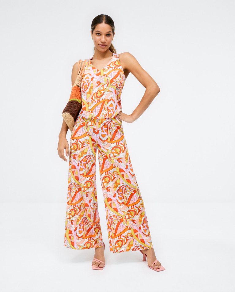 Long and very wide trousers. Orange