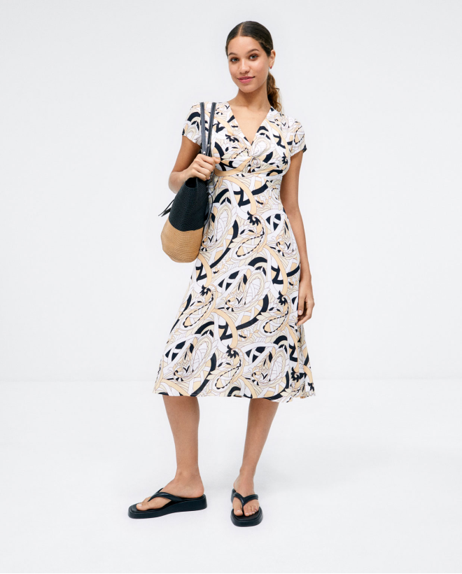 Vestido com decote em V e drapeado no peito Bege