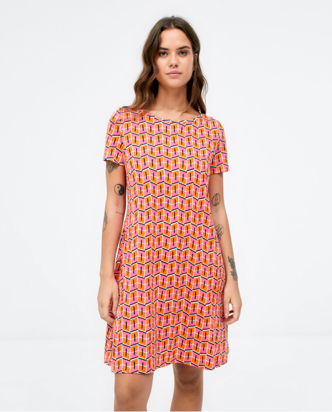 Short dress. Boat neckline. Pink