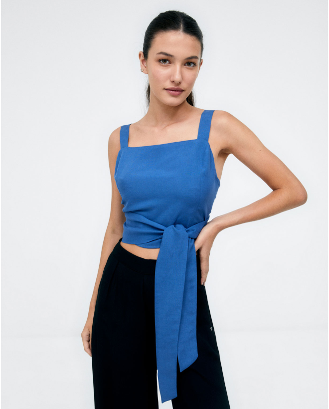 Tank top knotted at the waist. Plain Blue