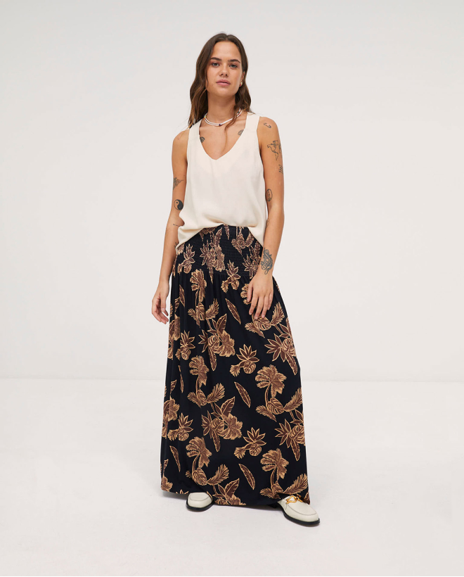 Falda larga. Cintura elástica.Estampada Negro