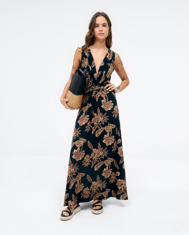 Vestido comprido decote em V e drapeado no peito. Preto