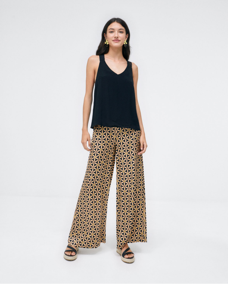 Wide long trousers with darts. Black