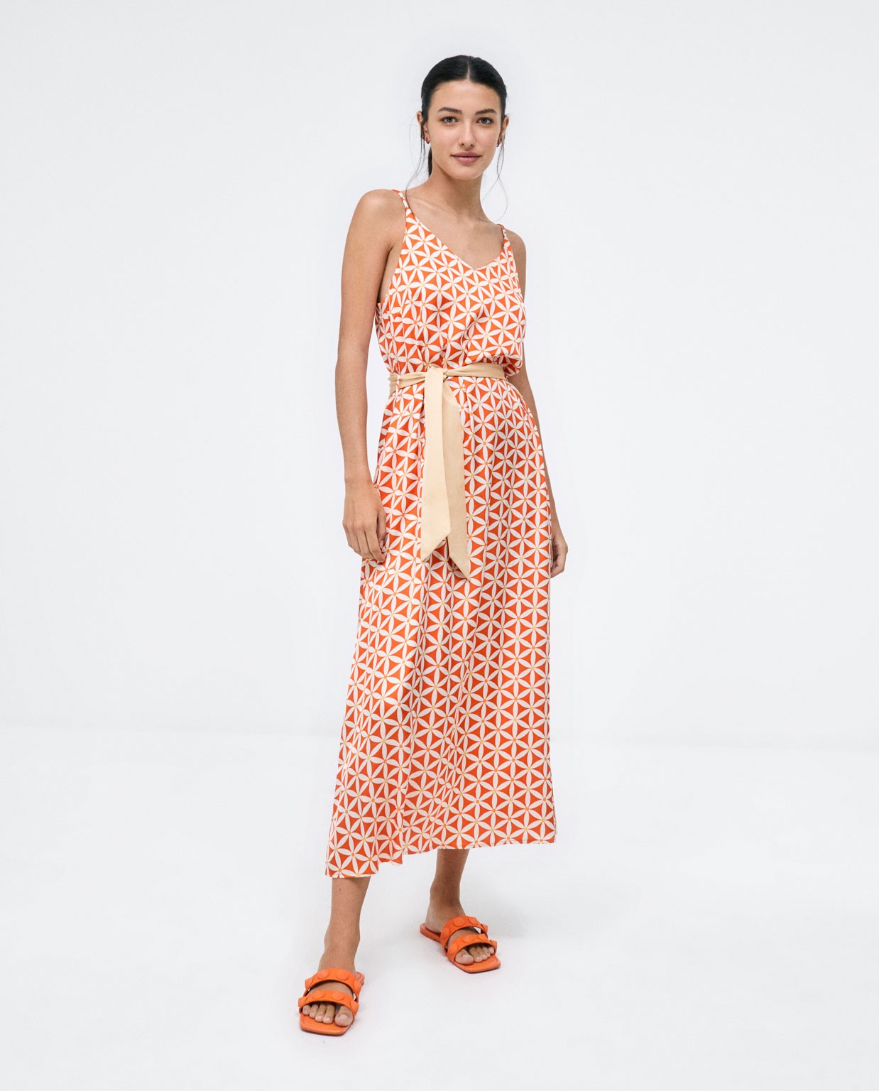 Midi dress with straps and belt. Orange