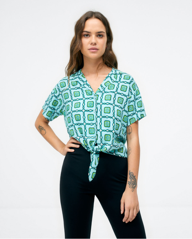 Knotted short sleeve shirt. Green
