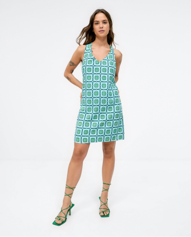 Short dress with straps. V-neck print. Green