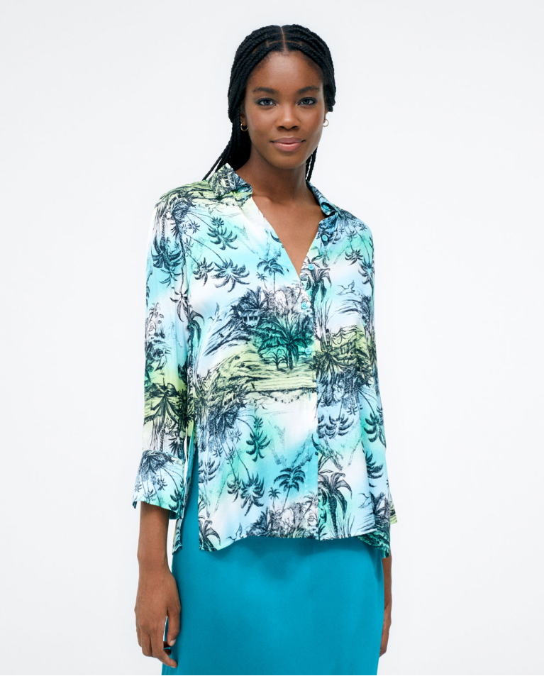 Long sleeve shirt with side slit. Green