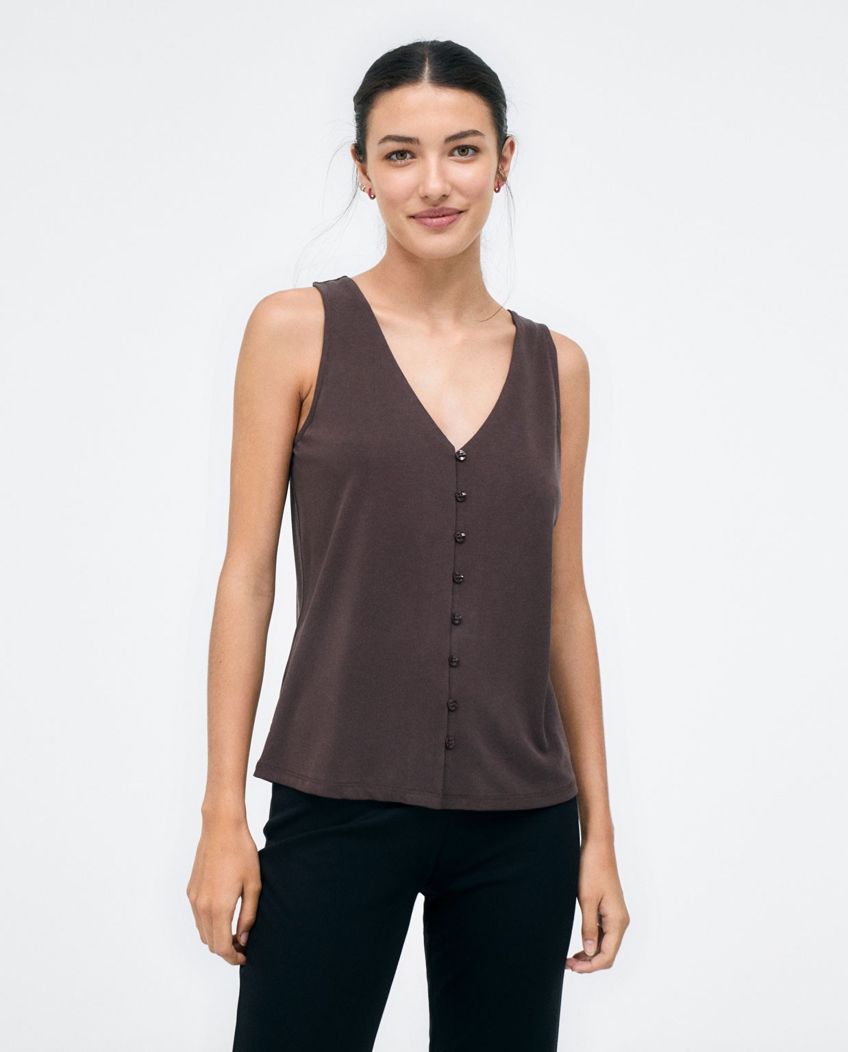 Blusa de tirantes. Cuello en V. Elástica. Lisa Marrón