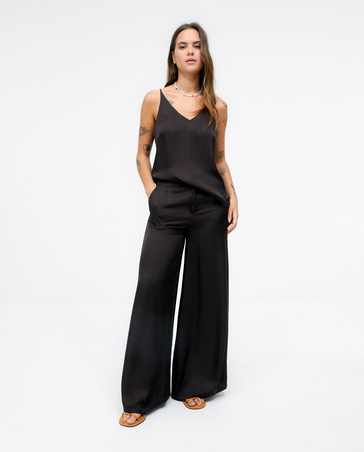 Pantalón largo ancho con pinzas. Liso Marrón