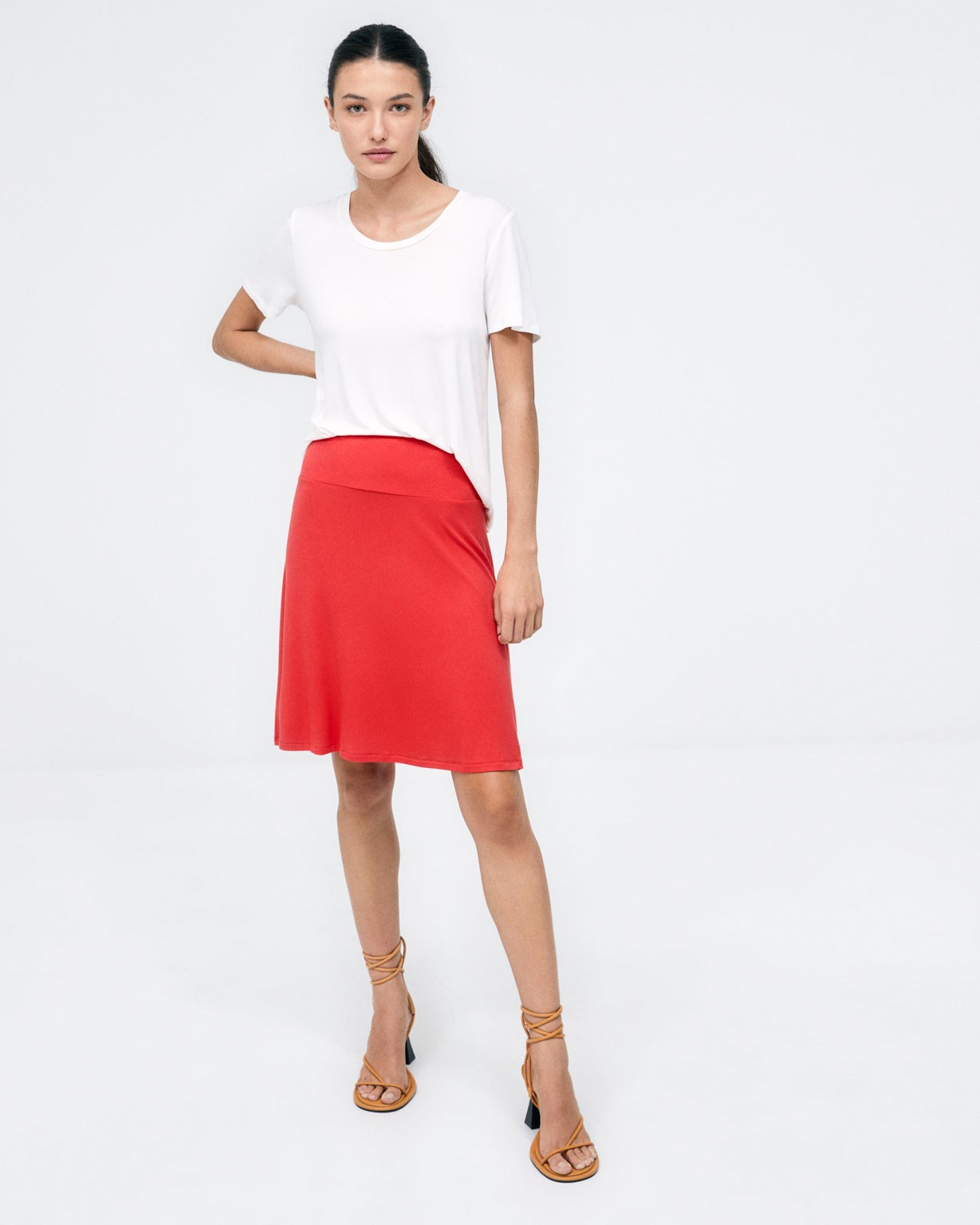 Short fla skirt. Elasticated waist. Smooth. Red