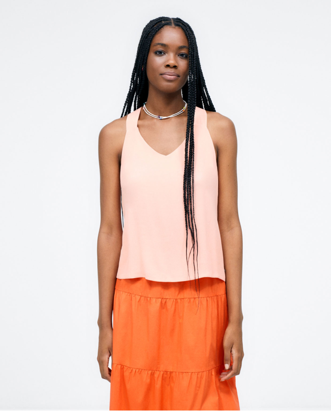 Camiseta tirantes. Cuello en V. Liso Coral