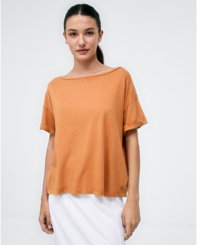 Camiseta con espalda plisada. Elástica. Lisa Teja