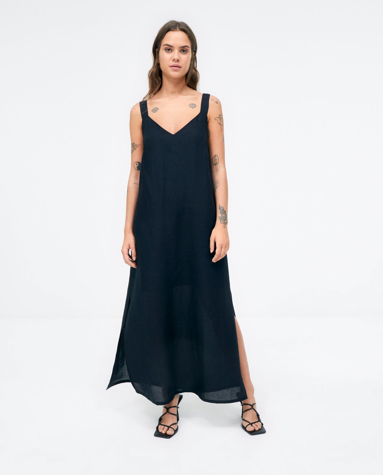 Straps long dress. Back detail. Plain  Black